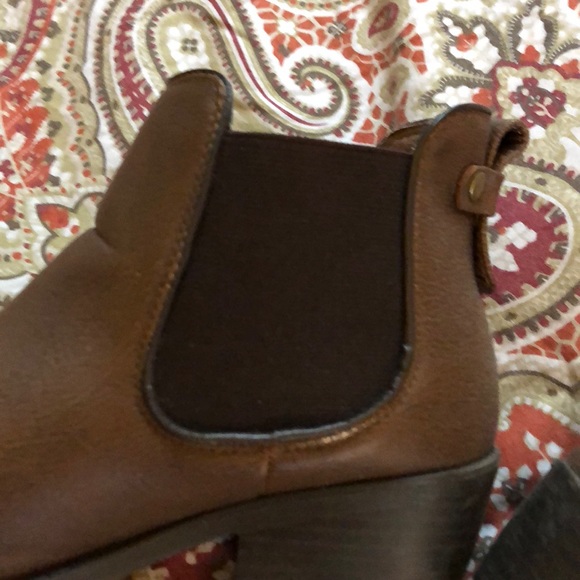 Brown heeled bootie - Picture 3 of 4